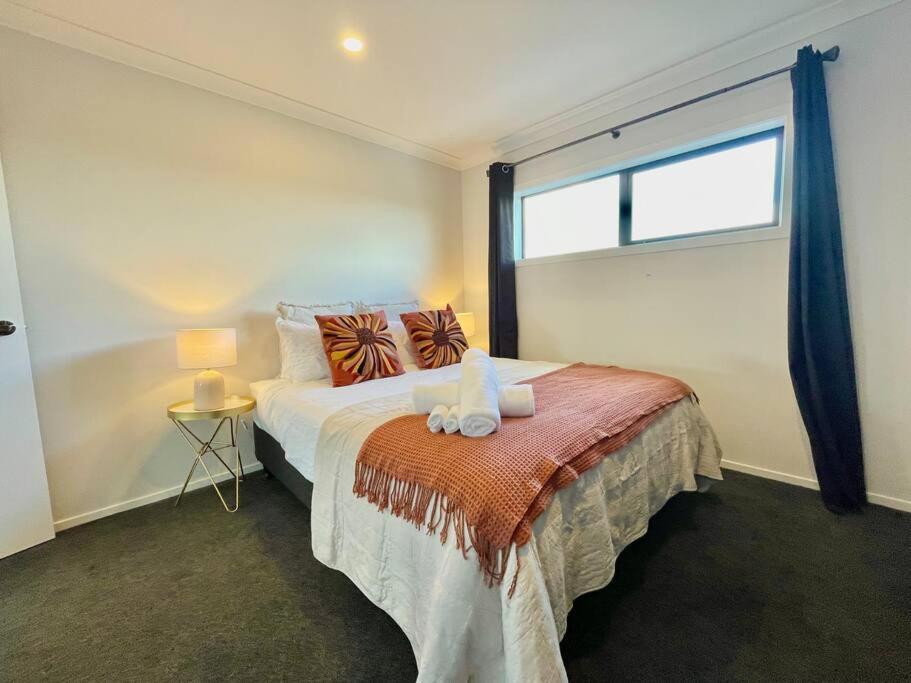 Morden Spacious New House Hamilton Exterior photo